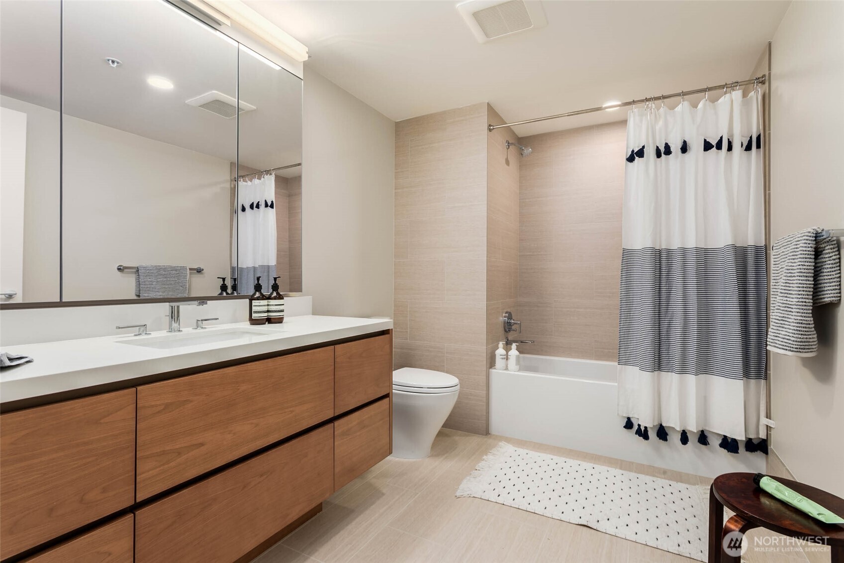 121 Stewart Street Unit: 1305