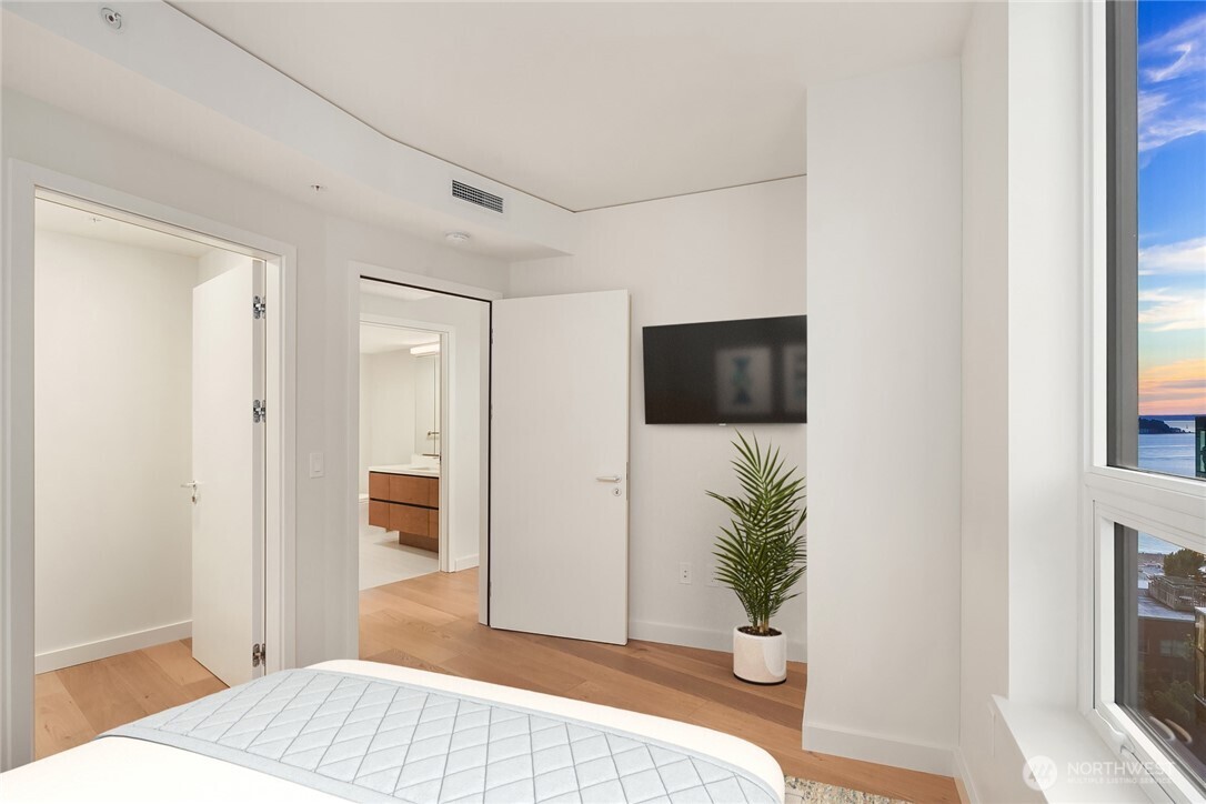121 Stewart Street Unit: 1308