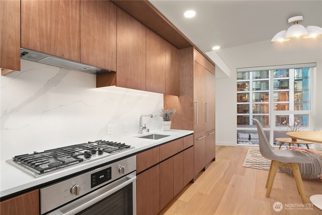 121 Stewart Street Unit: 1308