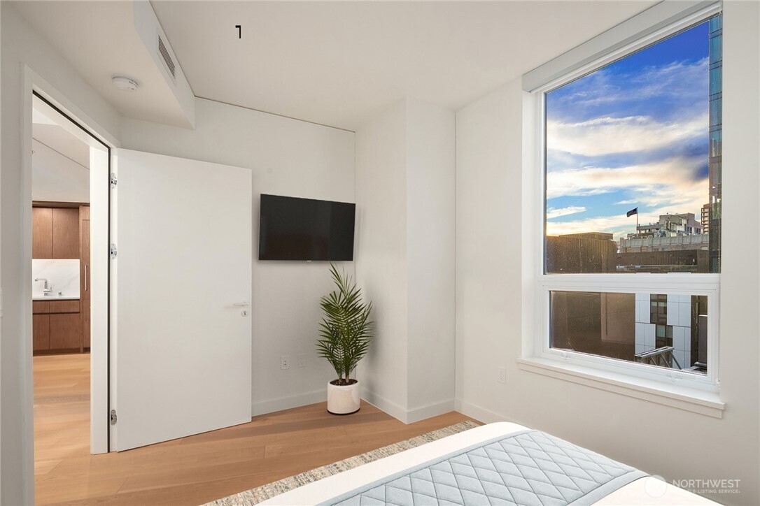 121 Stewart Street Unit: 1308