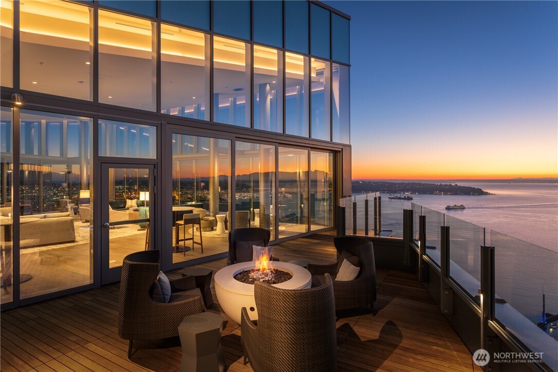 121 Stewart Street Unit: 1104