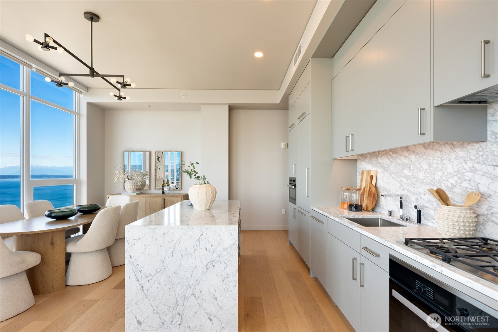 121 Stewart Street Unit: 3704