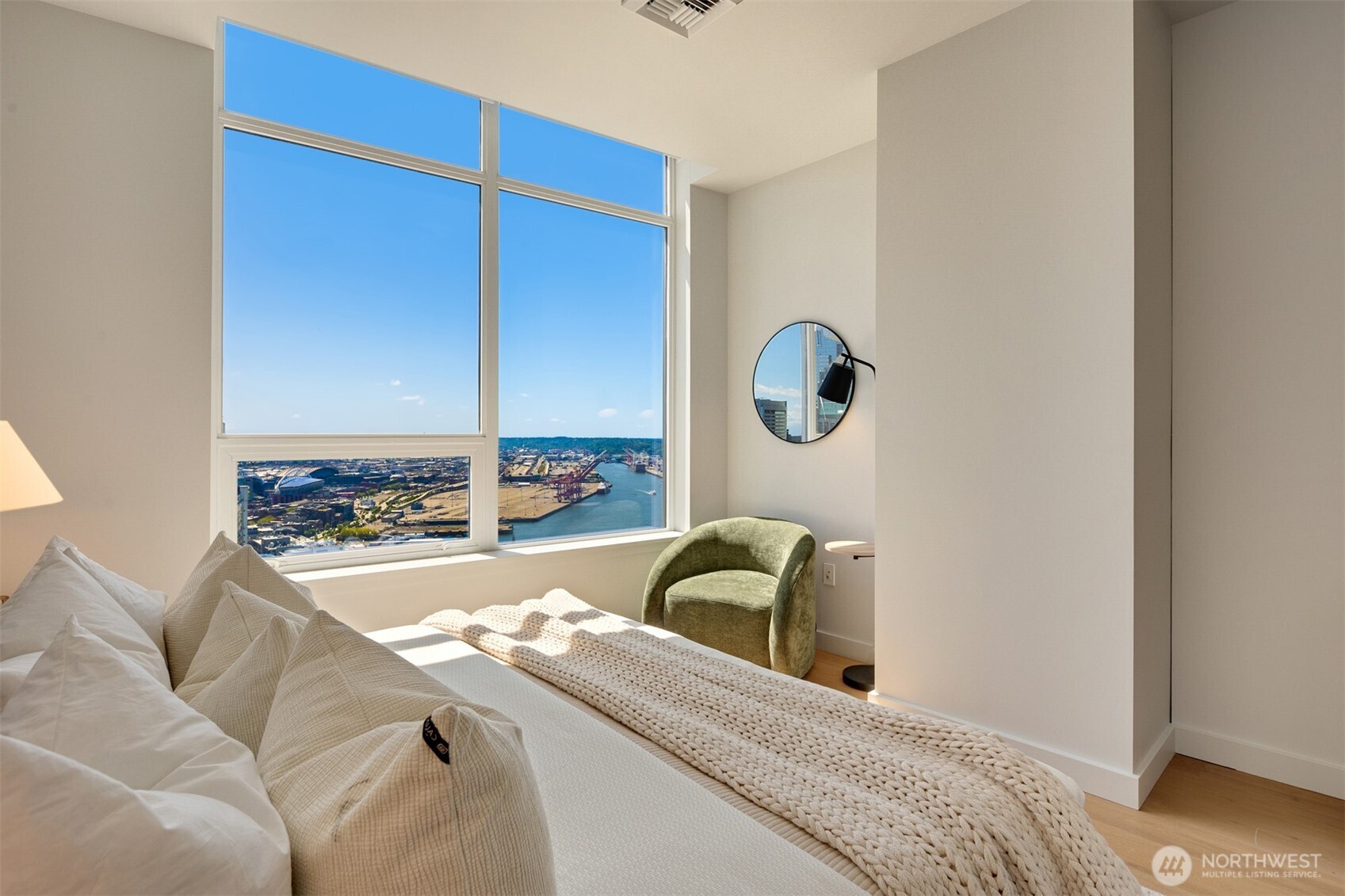 121 Stewart Street Unit: 3704