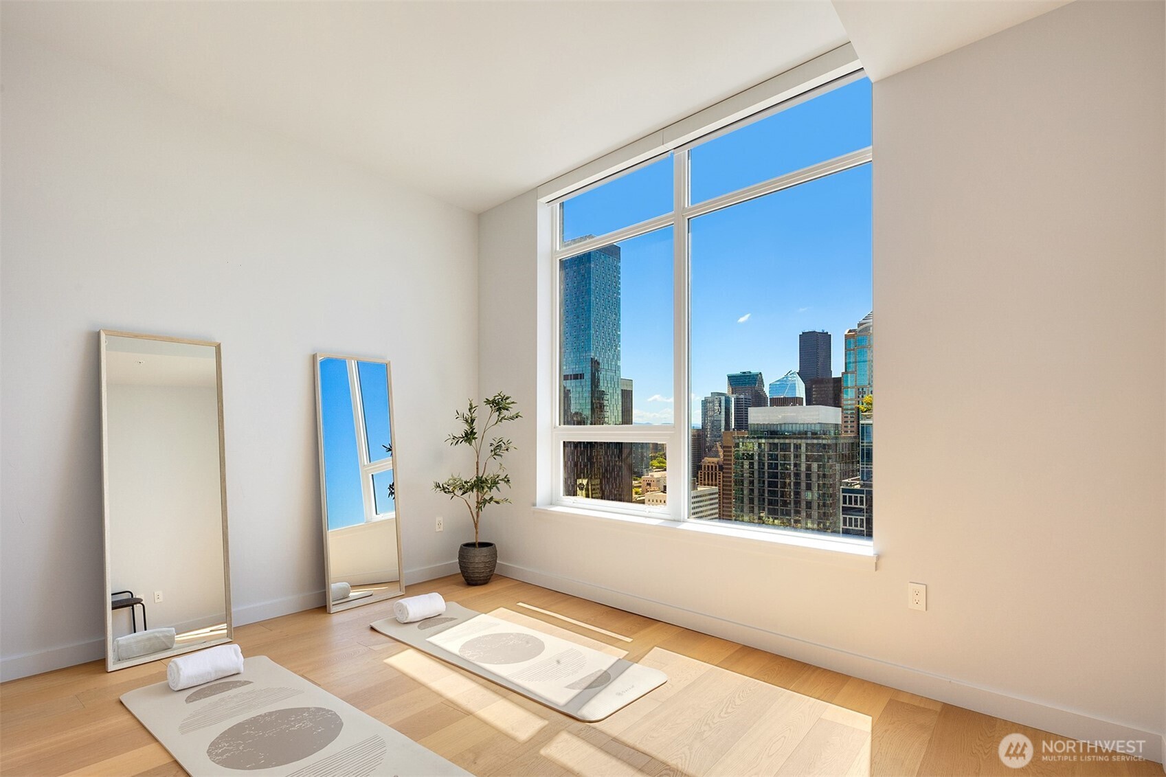 121 Stewart Street Unit: 3704