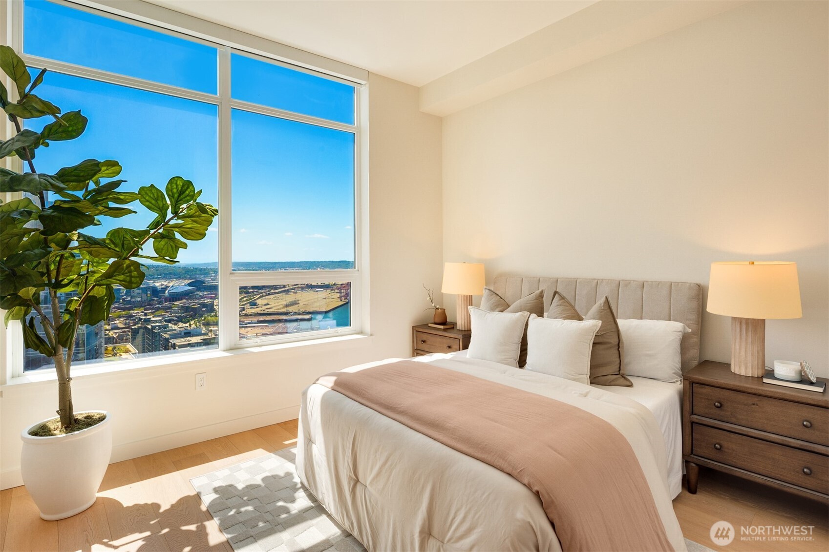 121 Stewart Street Unit: 3704
