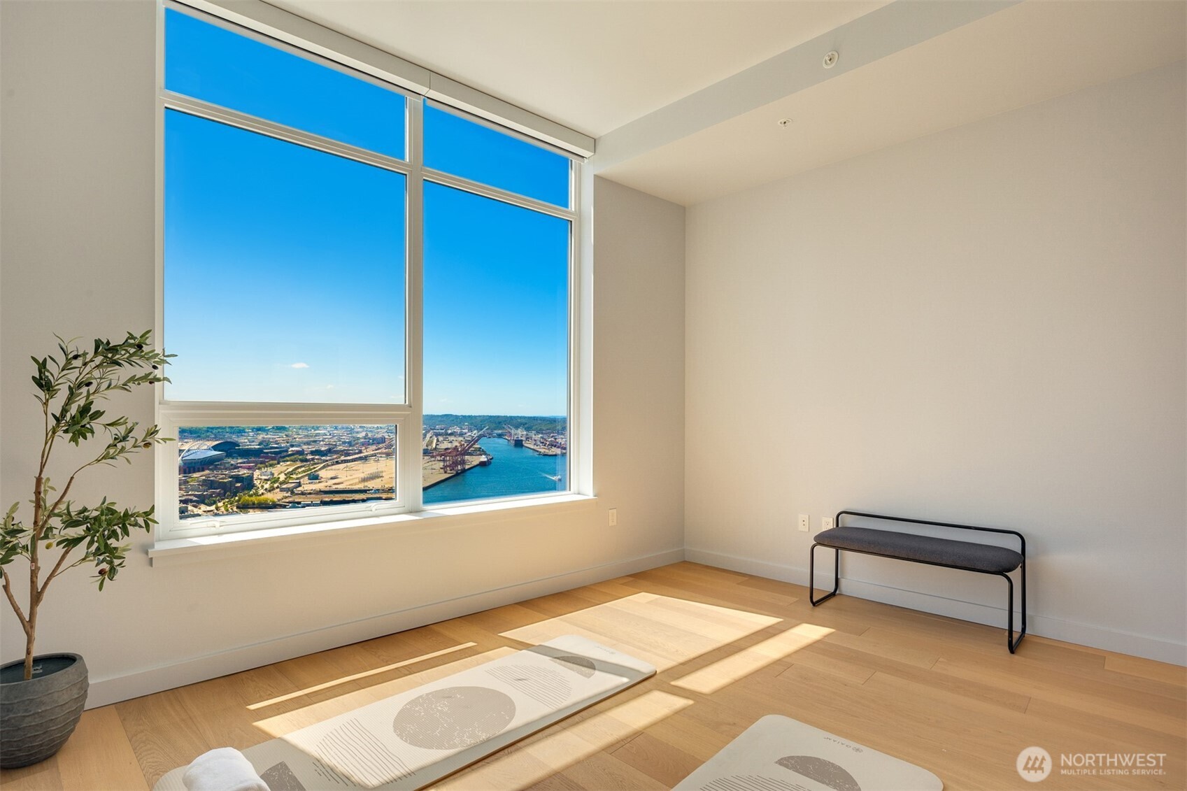 121 Stewart Street Unit: 3704