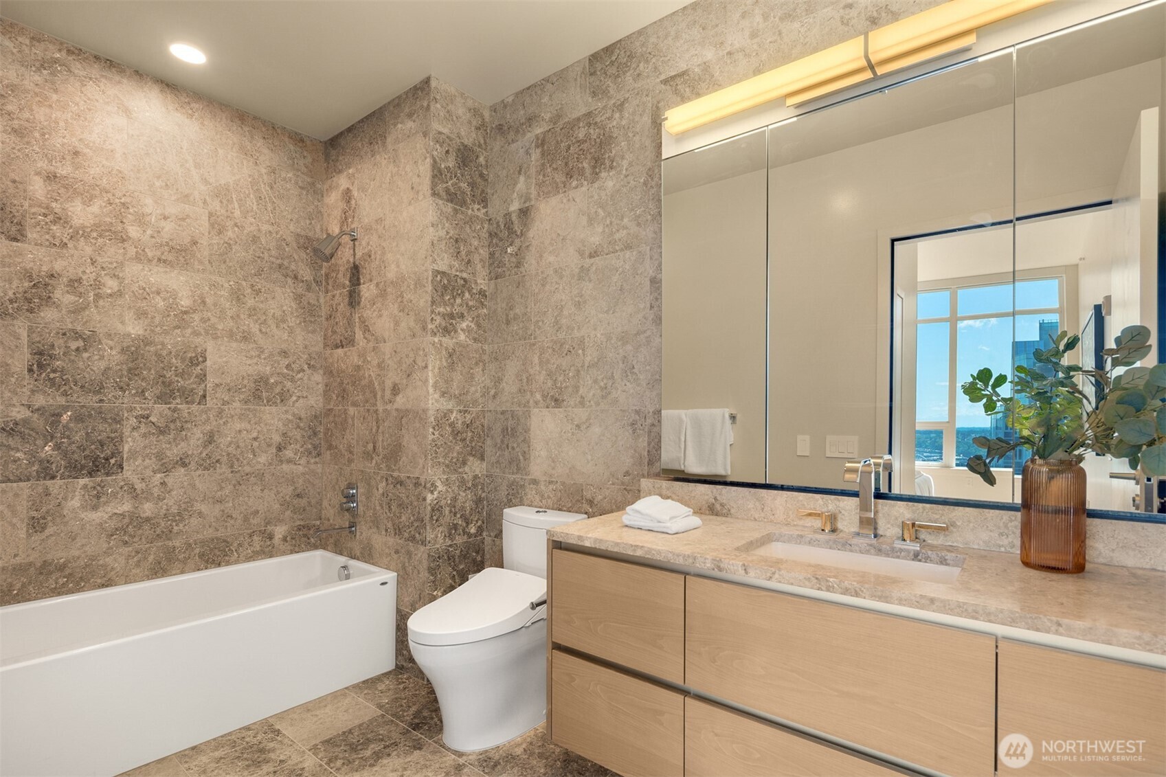 121 Stewart Street Unit: 3704