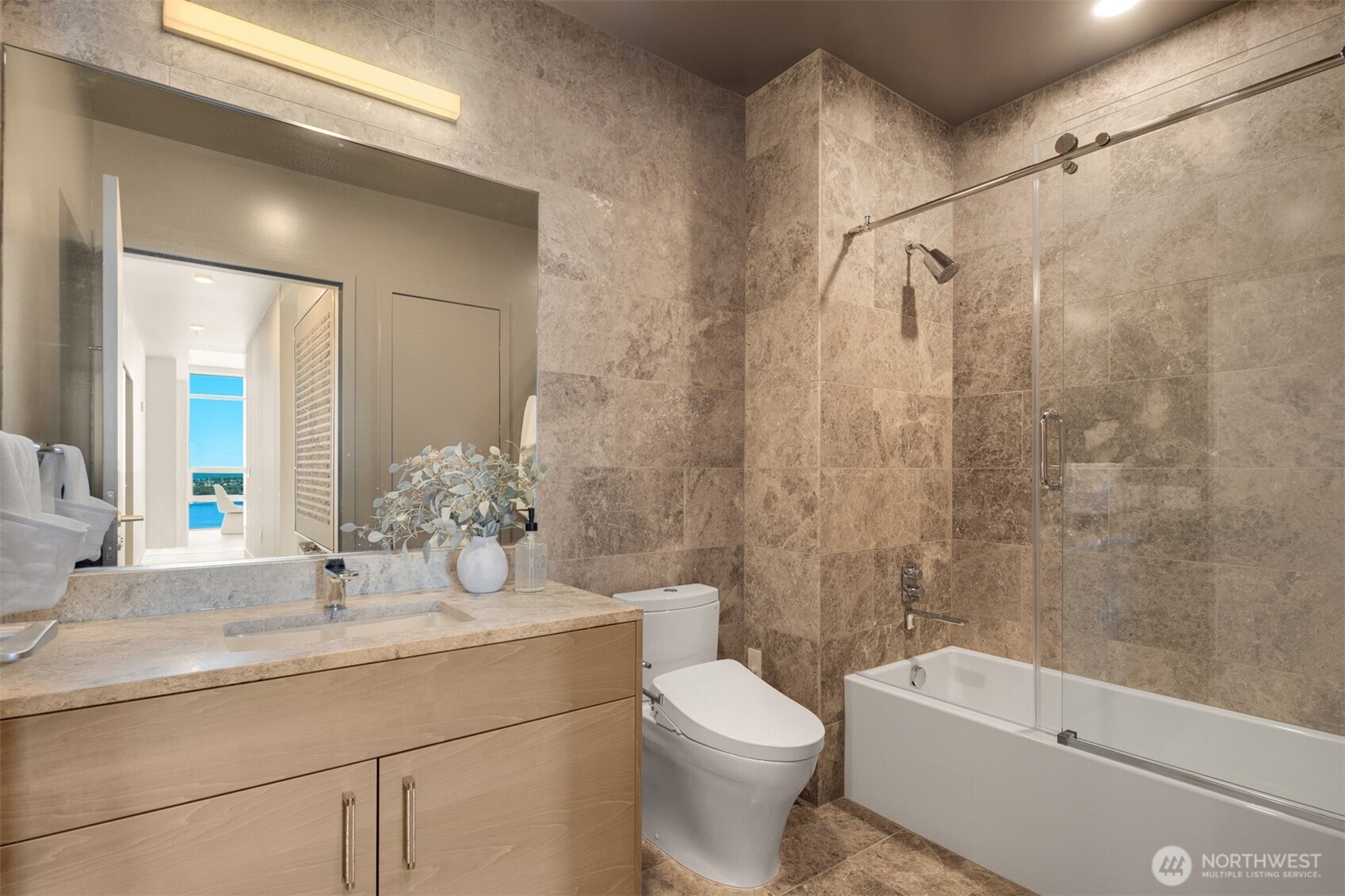 121 Stewart Street Unit: 3704
