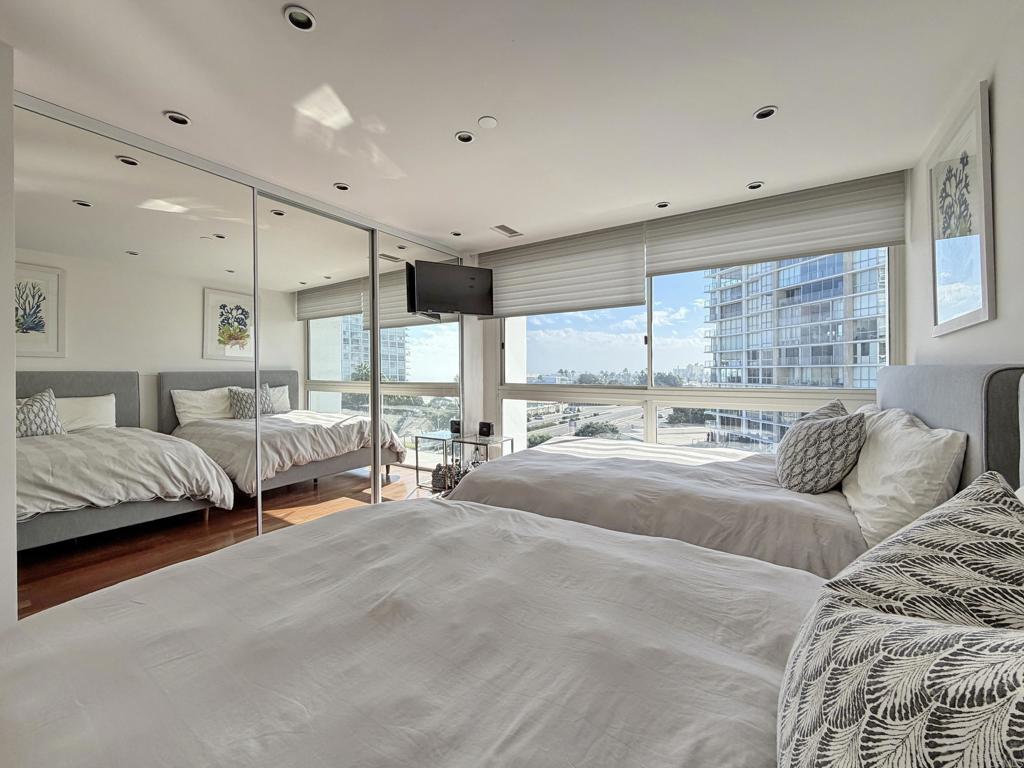 1810 Avenida del Mundo 503