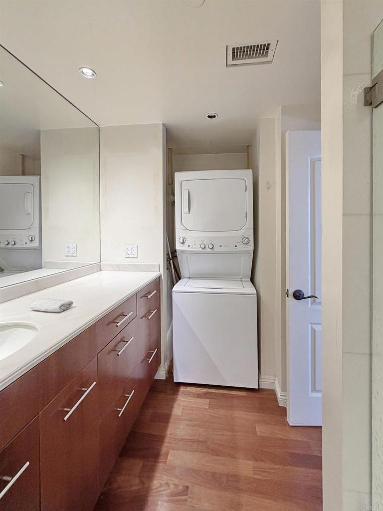 1810 Avenida del Mundo 503