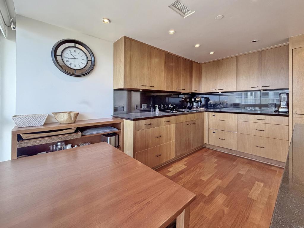 1810 Avenida del Mundo 503