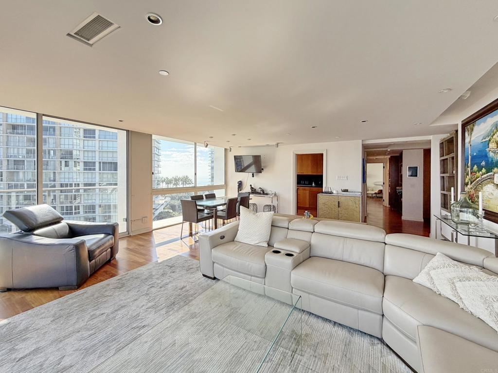 1810 Avenida del Mundo 503