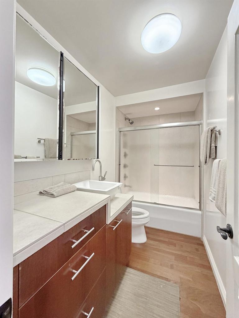 1810 Avenida del Mundo 503