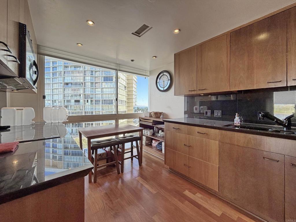 1810 Avenida del Mundo 503