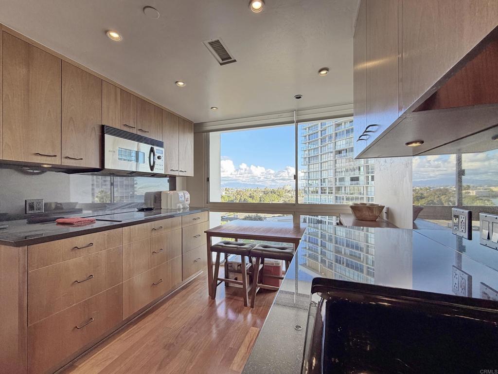 1810 Avenida del Mundo 503