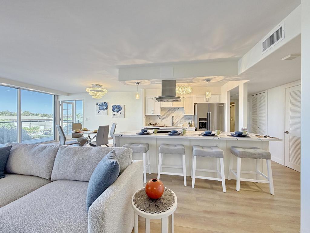 1820 Avenida Del Mundo 208