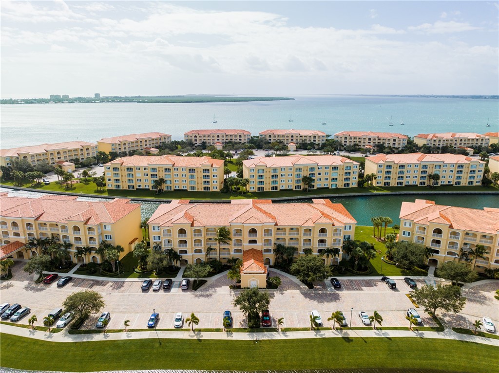 7 Harbour Isle Drive E PH04