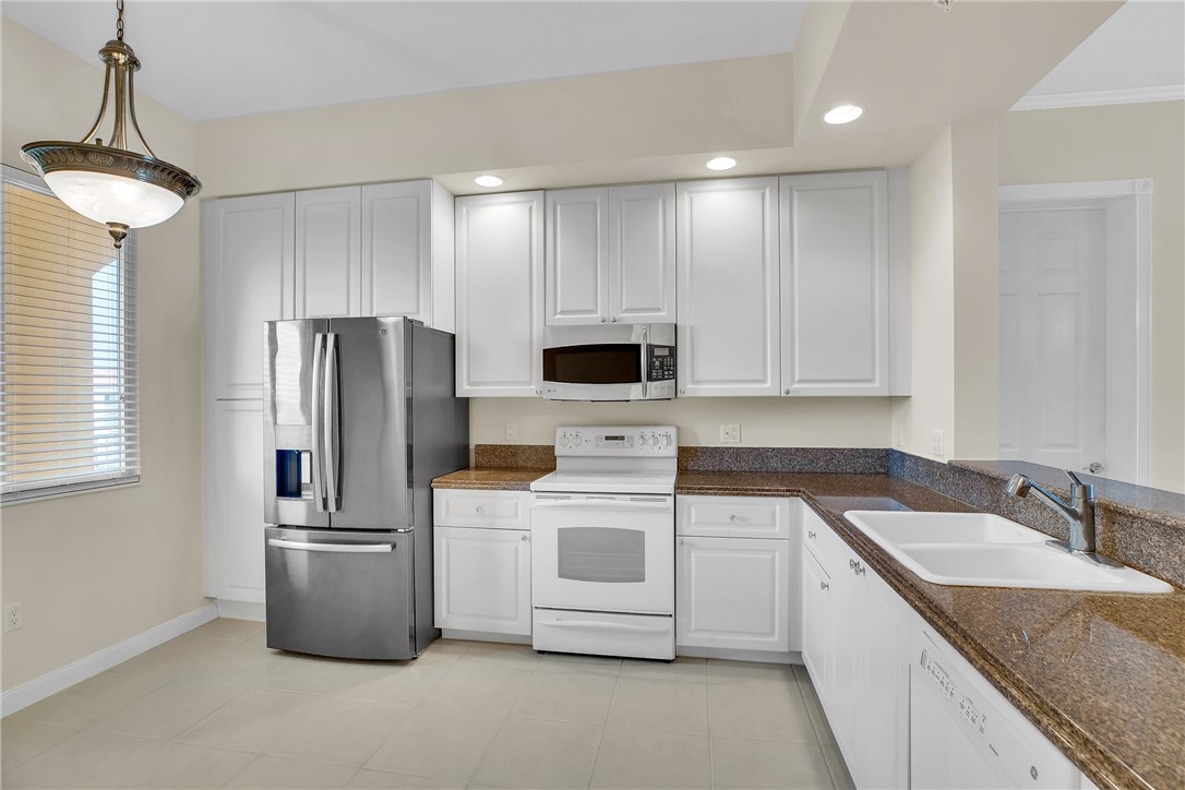 7 Harbour Isle Drive E PH04