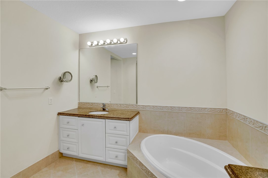 7 Harbour Isle Drive E PH04