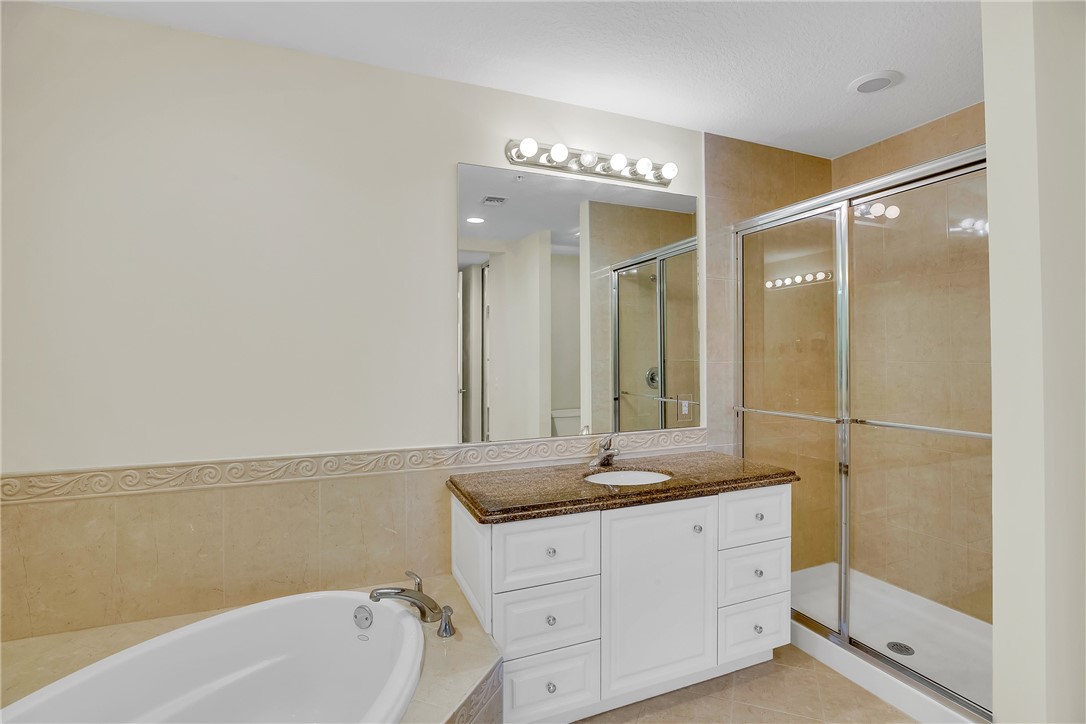 7 Harbour Isle Drive E PH04