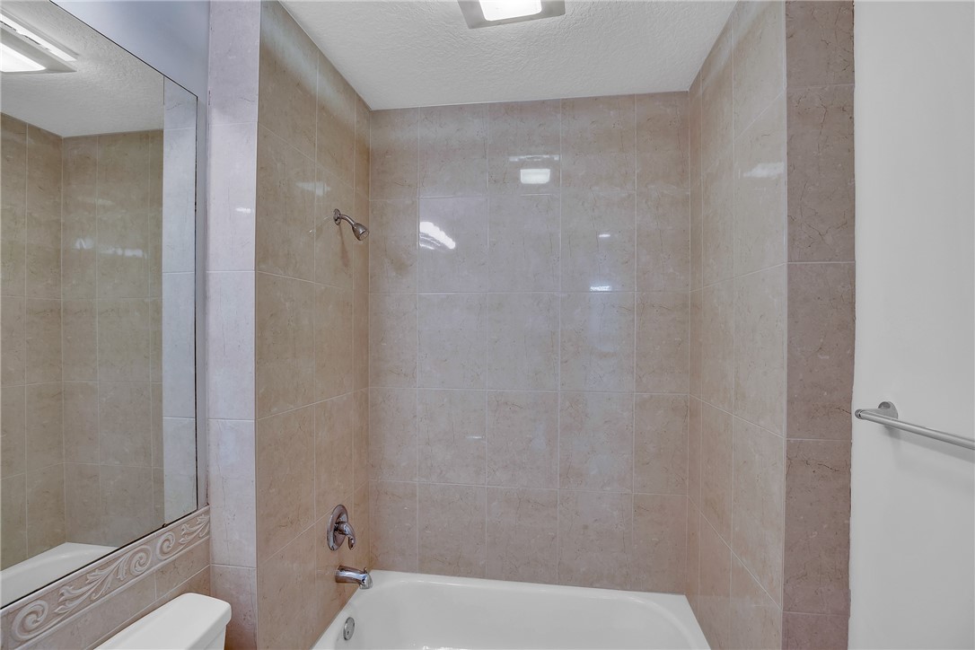7 Harbour Isle Drive E PH04