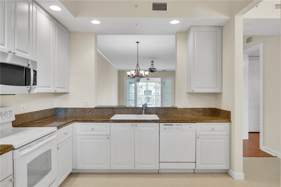 7 Harbour Isle Drive E PH04