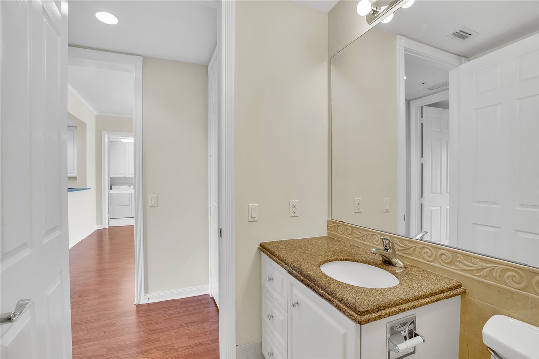 7 Harbour Isle Drive E PH04