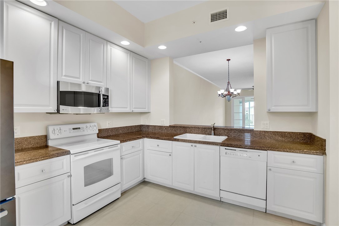 7 Harbour Isle Drive E PH04