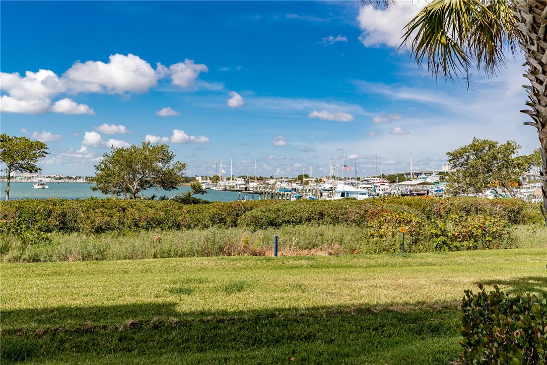 32 Harbour Isle Drive W 103