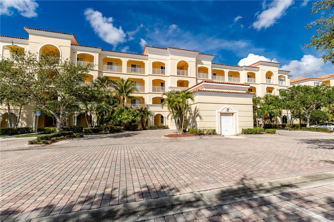 32 Harbour Isle Drive W 103