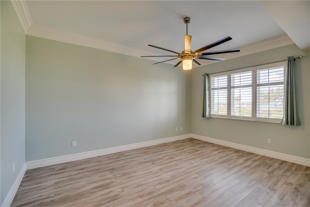 32 Harbour Isle Drive W 103