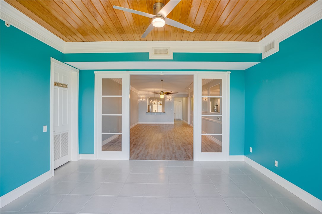 32 Harbour Isle Drive W 103