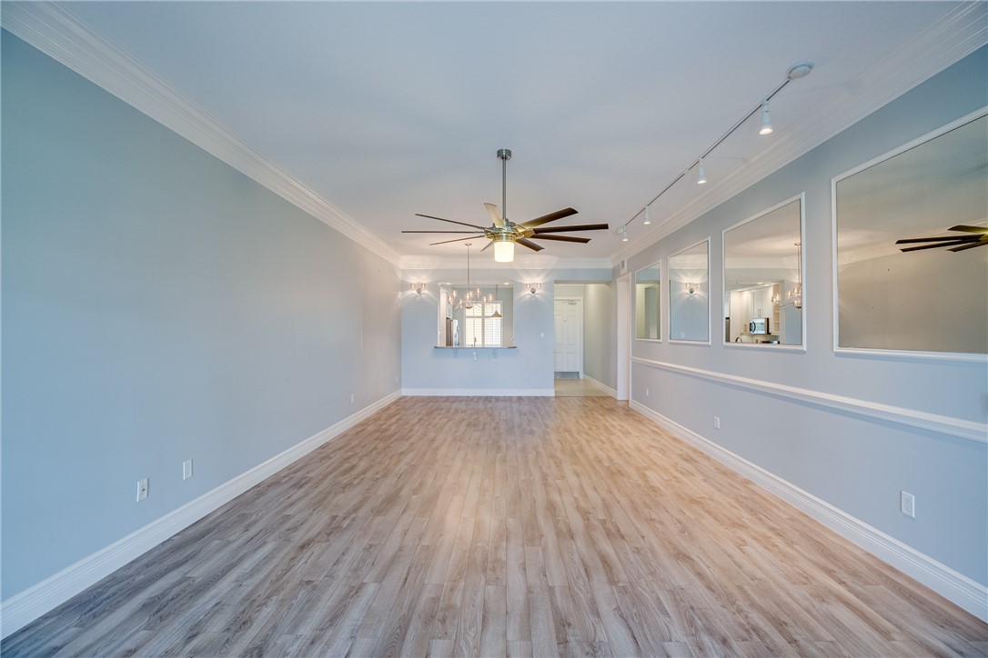 32 Harbour Isle Drive W 103
