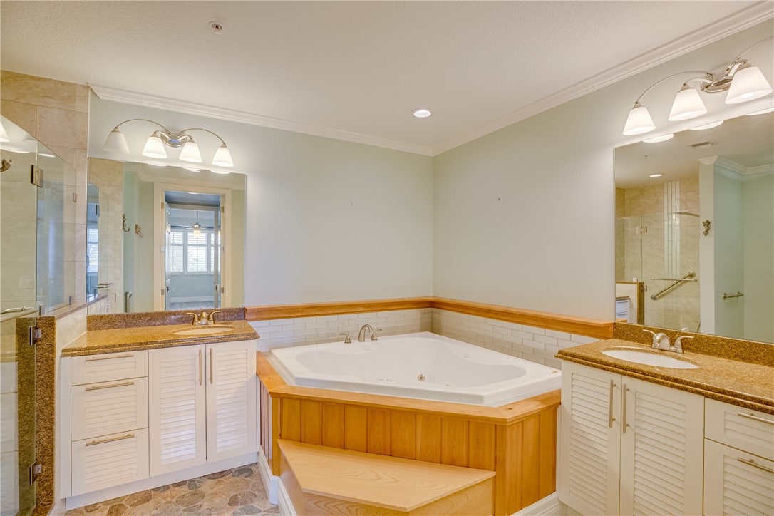 32 Harbour Isle Drive W 103