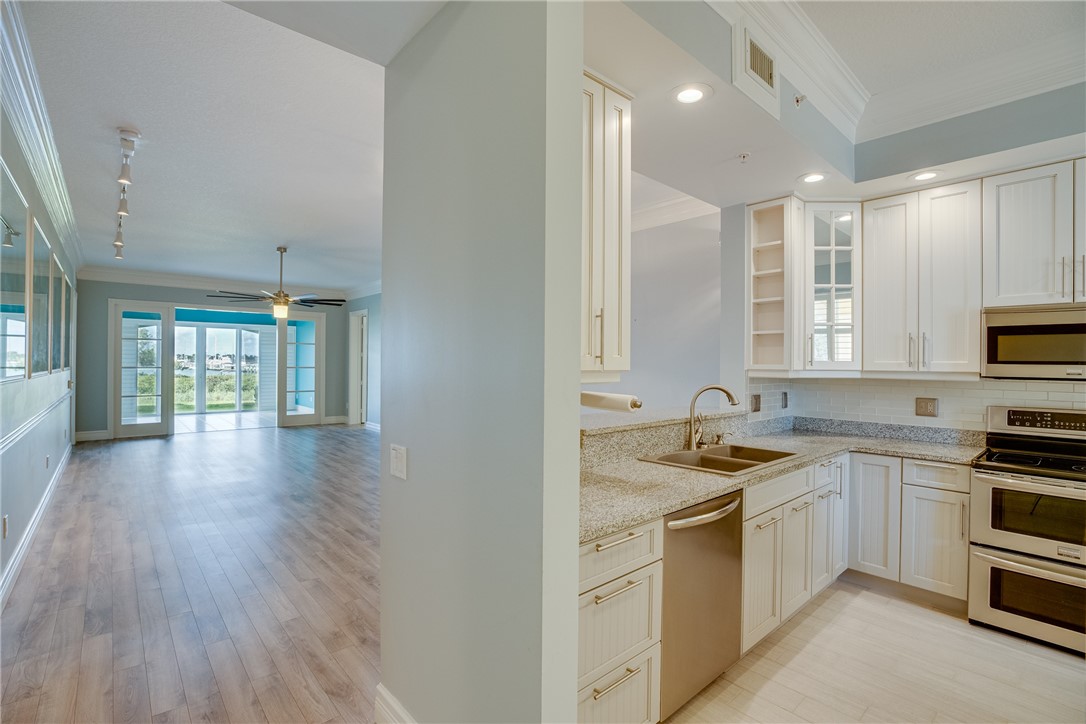 32 Harbour Isle Drive W 103