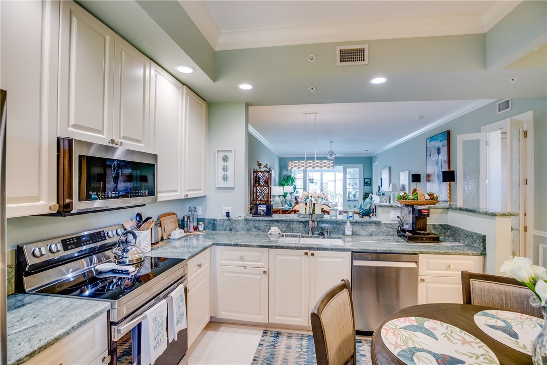 8 Harbour Isle Drive E PH04
