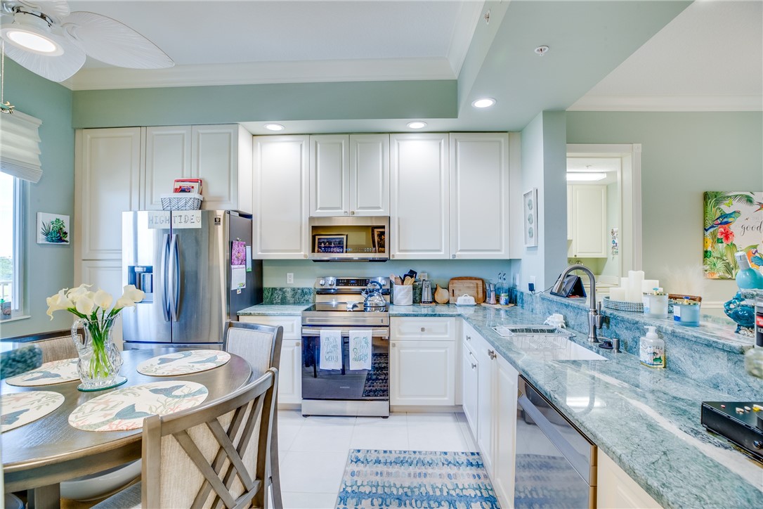 8 Harbour Isle Drive E PH04