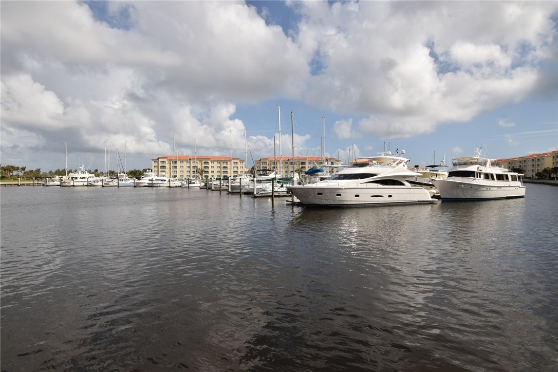 8 Harbour Isle Drive E PH04