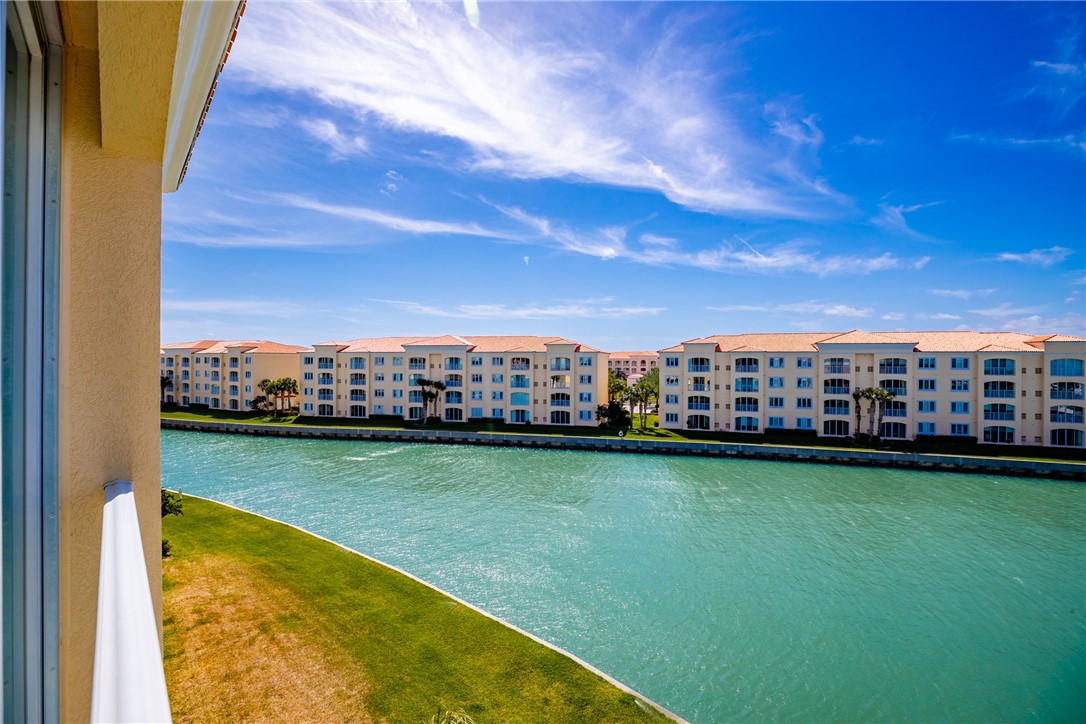 8 Harbour Isle Drive E PH04