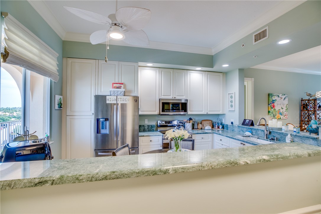 8 Harbour Isle Drive E PH04