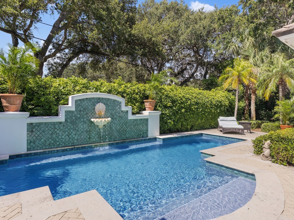912 Seagrape Lane