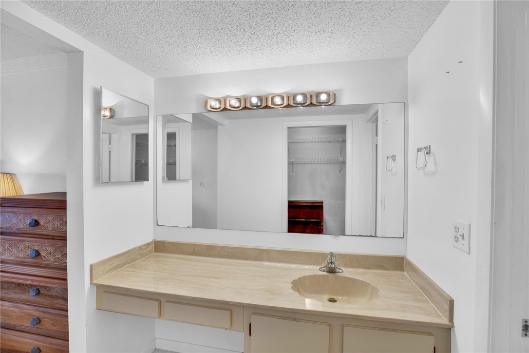 3218 S Lakeview Circle 7105