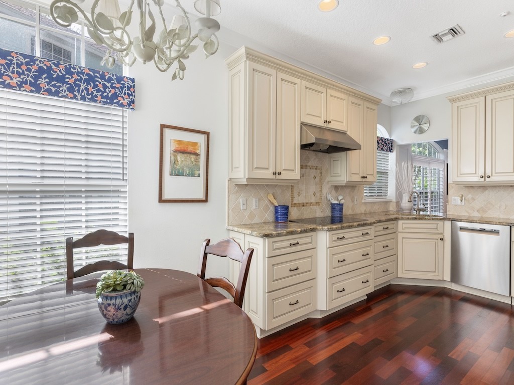 8813 Lakeside Circle