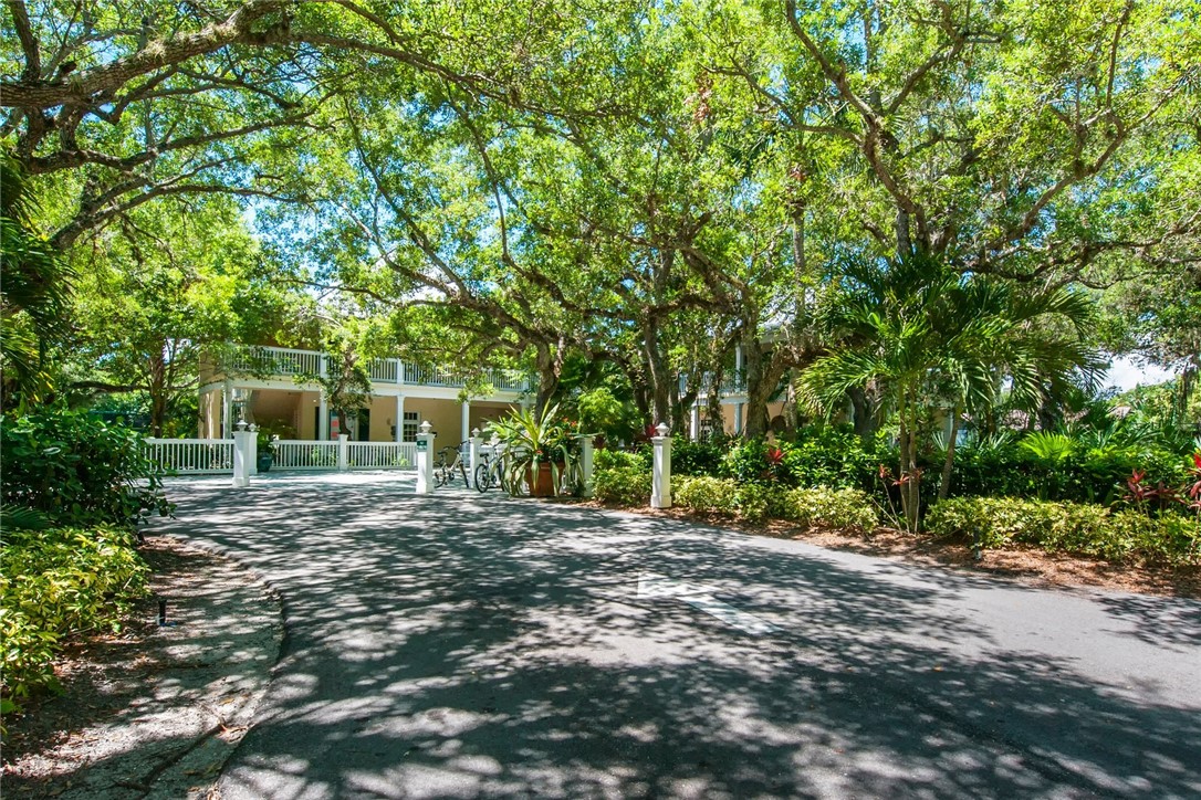 8813 Lakeside Circle
