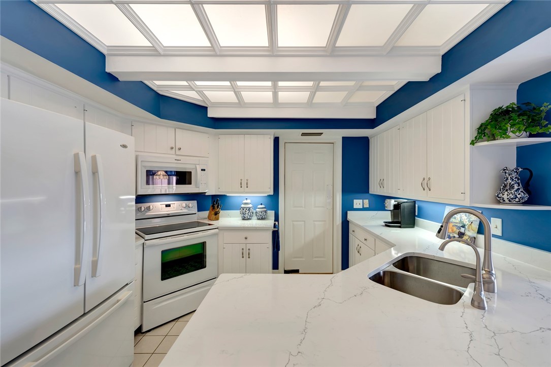 1070 Reef Road 206