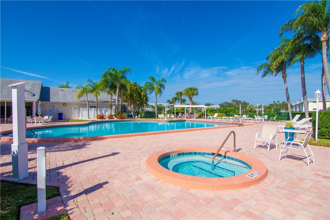 605 W Lake Jasmine Circle 202