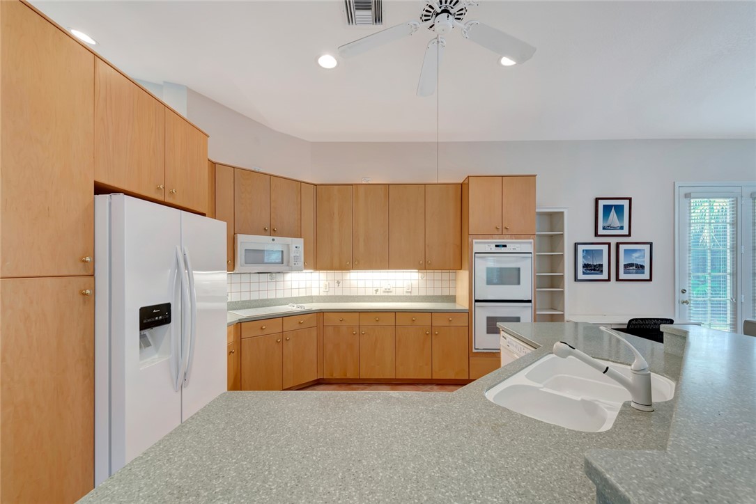 851 Island Club Square