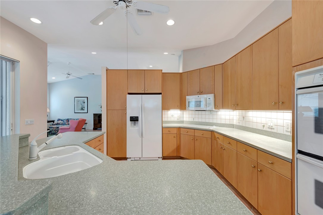 851 Island Club Square