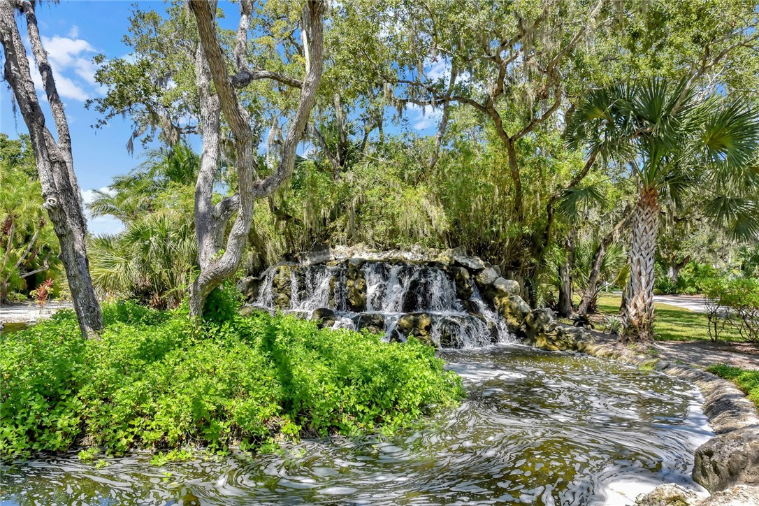 900 River Trail