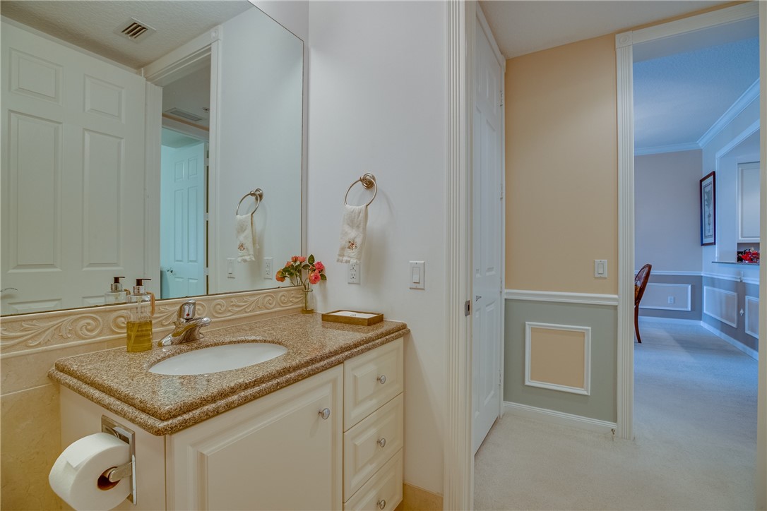 38 Harbour Isle Drive E 305